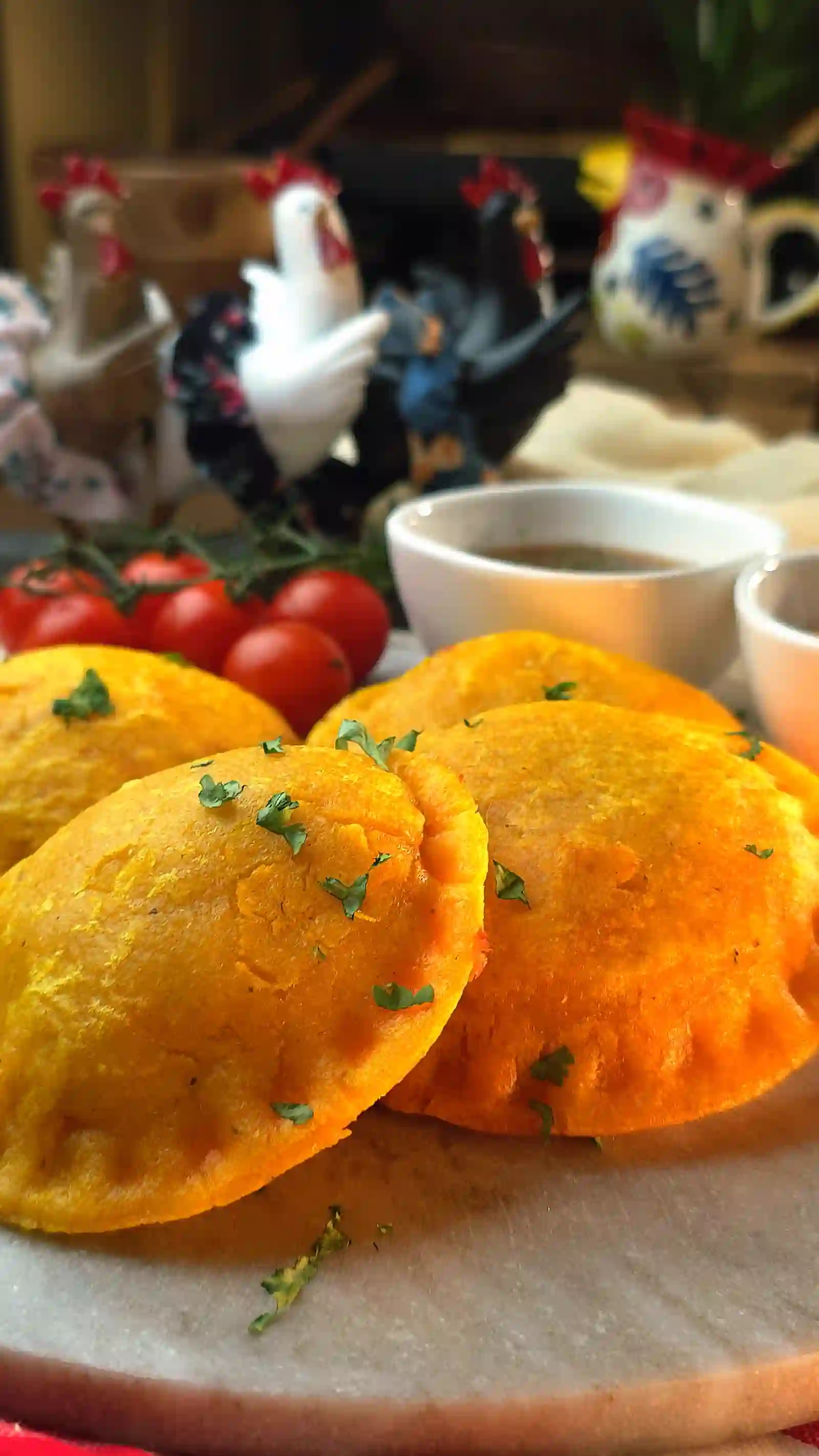 Bandeja de empanadas colombianas recién fritas para distribución